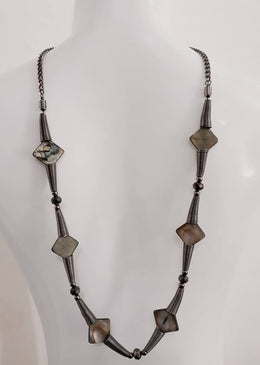Conjunto Brinco E Colar Comprido Madrepérola DESCRIÇÃO DO PRODUTO:Marca: FEITO A MÃO BIJUTERIAS FINASMateriais:  cristal grafite, madrepérola, corrente, mola e bolas no banho grafite. Acompanha brinco e... 