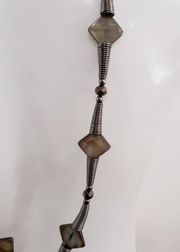 Conjunto Brinco E Colar Comprido Madrepérola DESCRIÇÃO DO PRODUTO:Marca: FEITO A MÃO BIJUTERIAS FINASMateriais:  cristal grafite, madrepérola, corrente, mola e bolas no banho grafite. Acompanha brinco e... 