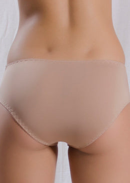Calça de romantic lisa com três cortes na parte da frente e renda na horizontal nas laterais. A romantic é um tecido leve e macio.... 