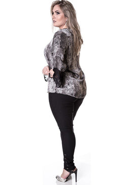 Marca: LepoqueBlusa Plus Size em Cetim Gloss Estampado e RendaComposição do produto: 100% PoliesterImportante:- Os acessórios utilizados na produção das fotos não acompanham o produto. 