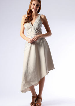   Vestido com saia assimétrica e detalhes em renda bordada.Super feminino esse vestido de cores claras e formatos assimátricos é uma grande aposta que vai... 