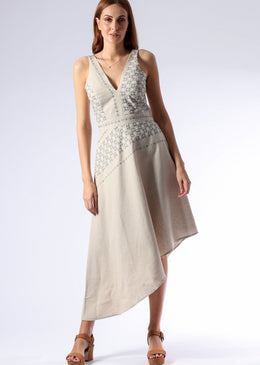   Vestido com saia assimétrica e detalhes em renda bordada.Super feminino esse vestido de cores claras e formatos assimátricos é uma grande aposta que vai... 