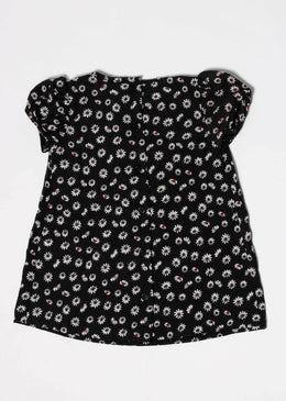 Vestido com estampa corrida de florzinha, fecho completo nas costas em botão.Lindo, delicado e ideal para usar em qualquer ocasião.SKU: V251Composição: 97% Poliéster | 3% Elastano... 