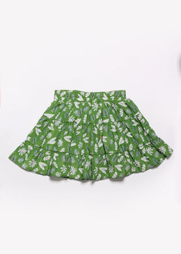   Saia infantil, com estampas de folhas.Detalhe na cintura de elástico para ficar mais confortável ao corpo. Composição: 100% Poliéster SKU: DKS21 TABELA DE EQUIVALÊNCIA... 
