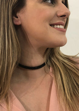Choker Uma Volta Emborrachado Revestido de Pontos Brilhantes.DESCRIÇÃO DO PRODUTO:Marca: FEITO A MÃO BIJUTERIAS FINASMateriais: material emborrachado brilhante, metais de acabamento no banho grafite. Acompanha extensor para... 