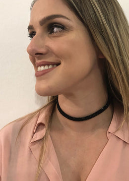 Choker Uma Volta Emborrachado Revestido de Pontos Brilhantes.DESCRIÇÃO DO PRODUTO:Marca: FEITO A MÃO BIJUTERIAS FINASMateriais: material emborrachado brilhante, metais de acabamento no banho grafite. Acompanha extensor para... 