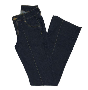 Calça feminina flare jeans flare confeccionada em tecido jeans. possui cós com passantes, fechamento por botões e zíper no entremeio, bolsos na parte de trás,... 
