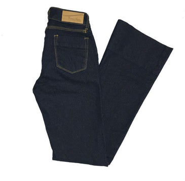 Calça feminina flare jeans flare confeccionada em tecido jeans. possui cós com passantes, fechamento por botões e zíper no entremeio, bolsos na parte de trás,... 