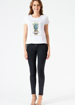 T-shirt em Viscolaycra, com manga dobrada, estampa em abacaxi em estamparia digital, aquela peça para o dia a dia que você tem que ter.Composição:96% Viscose4%... 