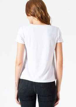 T-shirt em Viscolaycra, com manga dobrada, estampa em abacaxi em estamparia digital, aquela peça para o dia a dia que você tem que ter.Composição:96% Viscose4%... 