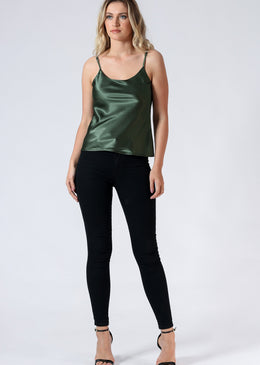 Blusa de alcinha de cetim com tiras nas costas. Perfeita para levantar qualquer produção, vai do trabalho ao happy hour. Dica: para um look de trabalho... 