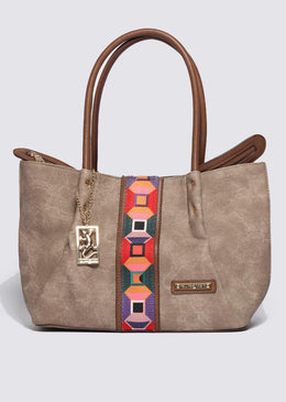 Shopping bag feita em material sintético simulando jeans, com cadarço estampado aplicado, que confere ar divertido ao modelo. Espaçosa e super prática, com metais exclusivos... 