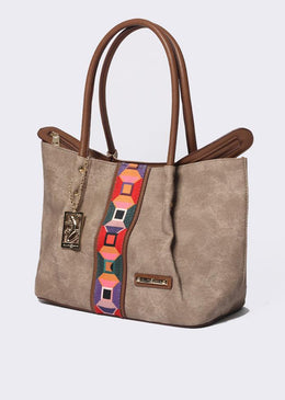 Shopping bag feita em material sintético simulando jeans, com cadarço estampado aplicado, que confere ar divertido ao modelo. Espaçosa e super prática, com metais exclusivos... 