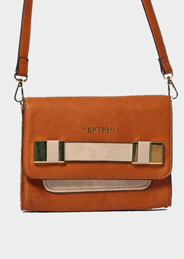 Bolsa tiracolo, com detalhes branco e dourado na parte frontal da bolsa  e com correntes na alça. Confeccionadas em couro sintético da melhor qualidade, acabamento impecável, Tamanho... 