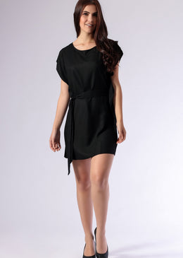 Vestido em viscose com amarração, corte super moderno ótimo caimento, se você gosta de modernidade esse é o look ideal.Tabela de medidas aproximada;   P... 