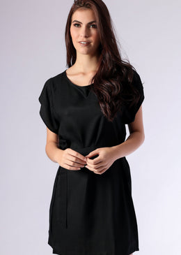 Vestido em viscose com amarração, corte super moderno ótimo caimento, se você gosta de modernidade esse é o look ideal.Tabela de medidas aproximada;   P... 