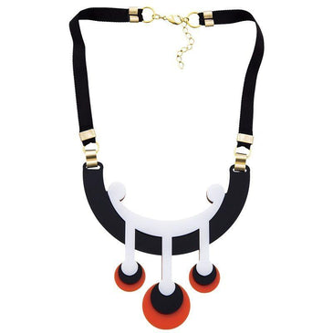 Colar Helena em acrilico com metais folheado a ouro 18k. Com pingente com círculos em acrílico. Características:- Marca: LE DIAMOND- Referência: CLD0585-1 Especificações:- Excelente qualidade... 