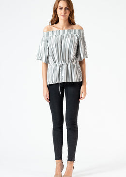 Blusa ombro a ombro listrada  de viscose com elástico e canaleta para ajustar e modelar mais a cintura. Peça confortável e perfeita para compor looks... 