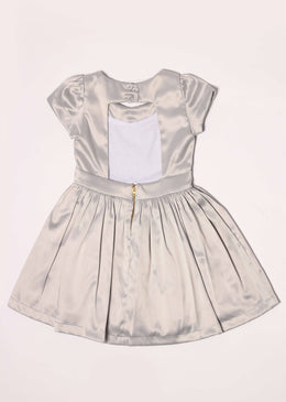 Vestido infantil com decote nas costas e fecho em zíper.Composição: 66% Poliéster | 32% Algodão | 2% Elastano Forro: 100% AlgodãoSKU: V256 TABELA DE EQUIVALÊNCIA TAMANHO EQUIVALE... 