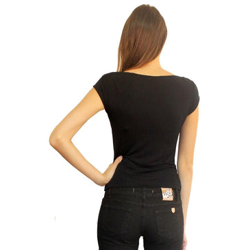 Blusa confeccionada em viscose e elastano, para garantir a versatilidade da peça. Lisa, com manga curta, gola canoa com aplicação de perolas e diversas opções... 