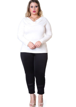 Marca: BerthageBlusa Plus Size Viscolycra Gola BobaComposição do produto: 94% viscose 6% elastanoImportante:- Os acessórios utilizados na produção das fotos não acompanham o produto. 