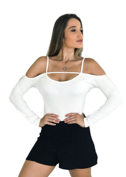 BLUSA MANGA LONGA EM TECIDO CANELADO E DETALHE NA FRENTE E REGULAGEM DAS ALÇAS, LINDA, MODERNA E COM  UM DECOTE SUPER DIFERENTE.COMPOSIÇÃO:96%VISCOSE4% ELASTANO 