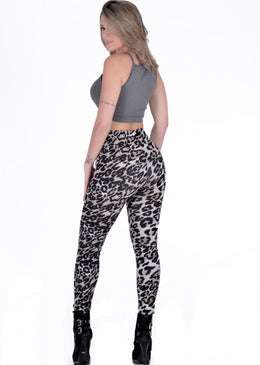 Legging em suplex estampado com modelagem clássica e cintura alta que modela o corpo sem marcar. O modelo conta com zíper na parte da frente... 