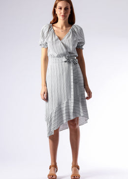   Vestido de crepe listrado, saia corte assimétrico.  Coleção Primavera- 2019 Modelo mais larguinho e confortável para usar para trabalhar e no dia-dia. Manga: Média... 