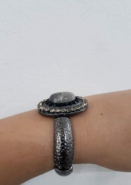 Pulseira Relógio DESCRIÇÃO DO PRODUTO:Marca: FEITO A MÃO BIJUTERIAS FINASMateriais: pérola de resina e bolas em absb no tom rose - cristal espelhado no tom lilás - metais... 