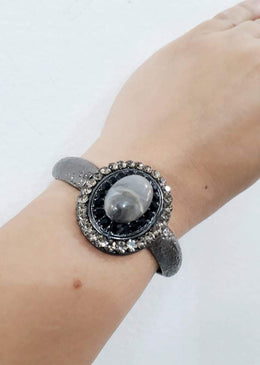 Pulseira Relógio DESCRIÇÃO DO PRODUTO:Marca: FEITO A MÃO BIJUTERIAS FINASMateriais: pérola de resina e bolas em absb no tom rose - cristal espelhado no tom lilás - metais... 