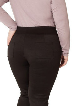 MARCA: LEPOQUECalça Plus Size em Neoprene com botão na cor chumbo.Composição do Produto: 92% Poliéster 8% ElastanoImportante:- Os acessórios utilizados na produção das fotos não acompanham o... 