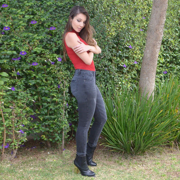 A Calça skinny stone black oferece a seus clientes um jeans tipo exportação composto de algodão e lycra, valorizando o corpo de quem usa. Com... 