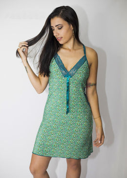 Camisola confeccionada em liganete + 1 tanga.Linda camisola estampada, com excelente acabamento e tamanho confortável vestindo como promete! Enviamos estampas bem variadas. TAMANHOS CAMISOLA P M... 