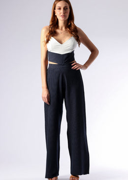   Macacão listrado com decote cruzado nas costas. Look diferente oara arrasar de dia ou a noite. SKU: Th024 Tabela de medidas:BUSTO: P 94/ M... 