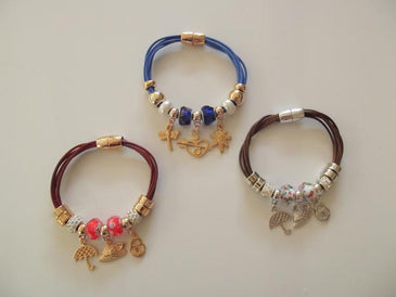 Pulseiras com Berloques Fechamento em Imã Corrente de Couro Suave Não irrita a Pele Linda Pulseira com Lindos Berloques! Praticidade com o fecho em Imã! ... 