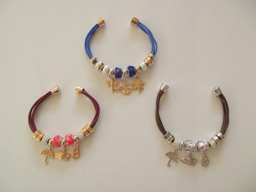 Pulseiras com Berloques Fechamento em Imã Corrente de Couro Suave Não irrita a Pele Linda Pulseira com Lindos Berloques! Praticidade com o fecho em Imã! ... 