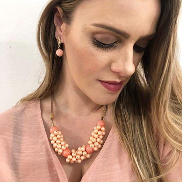 Conjunto Brinco E Colar De Cacho Rose. DESCRIÇÃO DO PRODUTO:Marca: FEITO A MÃO BIJUTERIAS FINASMateriais: bolas em abs rose, diversos tamanhos, couro sintético tipo camurça na cor rose... 