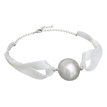 Choker Acrílico Meia Bola. Folheado a rodio branco, pingente de meia bola em metal e faixa de acrílico moldado.Características:- Marca: LE DIAMOND- Referência: CLD0676-1Especificações:- Excelente... 
