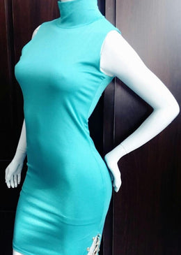 Vestido Duplo tecido visco lycra detalhe corrente lateral gola alta  Composição 96% Viscose 4% Elastano                     ... 