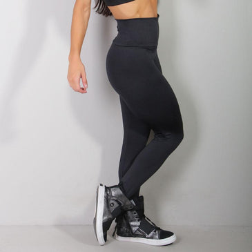 Calça legging fusô feminina confeccionada com suplex de poliéster preto encorpado.Possui cós alto que com dupla camada de tecido pode ser usado dobrado, trazendo muito... 