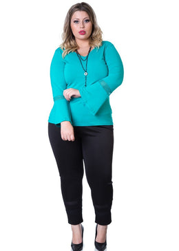 Marca: BerthageBlusa Plus Size Viscolycra com Mangas FlaireComposição do produto: 94% viscose 6% elastanoImportante:- Os acessórios utilizados na produção das fotos não acompanham o produto.  