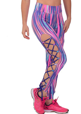 Calça legging fitness em suplex estampado. Com cós duplo simples e aberto nas laterais com cadarço trançado de cima em baixo.Tabela de medidas:M (Indicado para... 