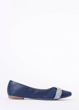 Sapatilha básica cor jeans e lindo detalhe frontal prata.Ideal para usar no dia a dia.Tecido: 1019- Tecido Sintético + Couro SintéticoMaterial:- Interno: Forro Cacharrel- Palmilha: Confort-... 