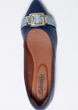 Sapatilha básica cor jeans e lindo detalhe frontal prata.Ideal para usar no dia a dia.Tecido: 1019- Tecido Sintético + Couro SintéticoMaterial:- Interno: Forro Cacharrel- Palmilha: Confort-... 