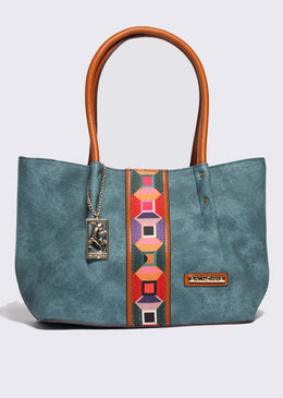 Shopping bag feita em material sintético simulando jeans, com cadarço estampado aplicado, que confere ar divertido ao modelo. Espaçosa e super prática, com metais exclusivos... 
