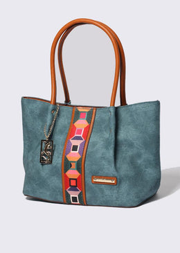 Shopping bag feita em material sintético simulando jeans, com cadarço estampado aplicado, que confere ar divertido ao modelo. Espaçosa e super prática, com metais exclusivos... 