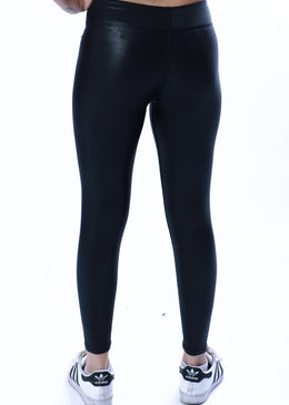 Legging Cirrê com pequeno bolso no cós que pode ser usado para guardar chaves, dinheiro e/ou cartão.Diferencial: Por ser confeccionada de poliamida com elastano, essa... 