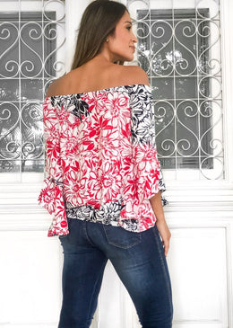 Blusa Cigana com manga flair, estampa em flores geométricas, top tendência dessa estação, peça de muito estilo e sofisticação, despojada com uma pegada super chique!Composição:100%... 
