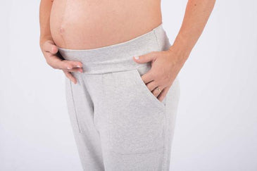 Calça gestante e pós-parto lisa Violeta Esta calça para gestante com tecido molinho e confortável é uma roupa básica, muito versátil para ser usada durante toda... 