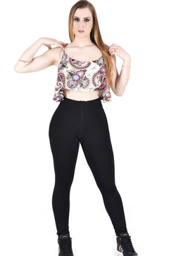 Calça legging fitness feminina confeccionada em suplex liso com modelagem clássica e cintura alta que modela o corpo sem marcar. O modelo conta com zíper... 